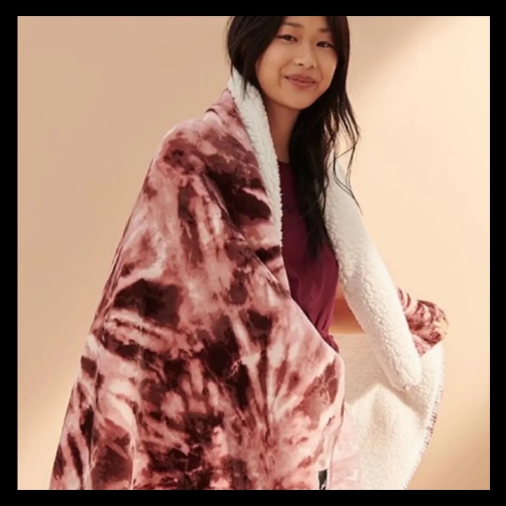 💕ⓅⒾⓃⓀ ⓋⓈ Tie Dye Sherpa Blanket NWT💕